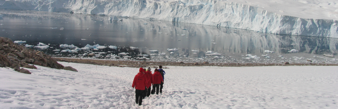 Wanderung zwischen Eiswelten in der Antarktis