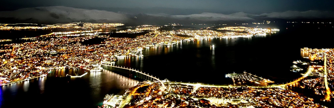 Lichter der Nacht einer Stadt im Norden