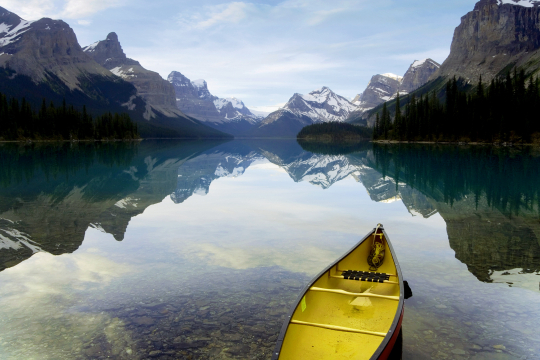 Blick auf Berge vom Kanu