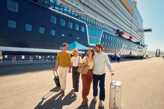 4 Erwachsene fr&ouml;hlich vor Mein Schiff am Hafen